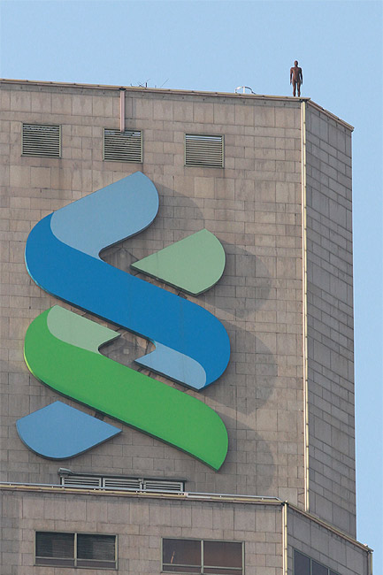 Фото. Скульптура Энтони Гормли на крыше Standard Chartered Hong Kong