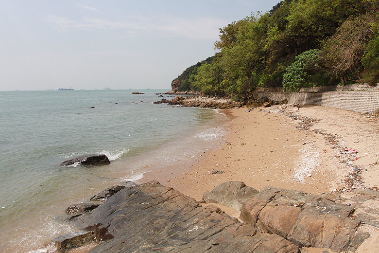 Гонконг, Остров Лантау, Пляж рядом с участком (Hong Kong, Lantau Island, a beach near the Old Tai O Police Station)