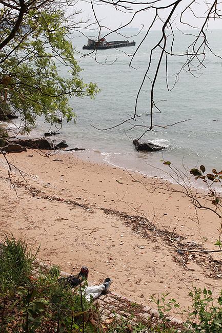 Гонконг, Остров Лантау, Пляж рядом с участком (Hong Kong, Lantau Island, a beach near the Old Tai O Police Station)