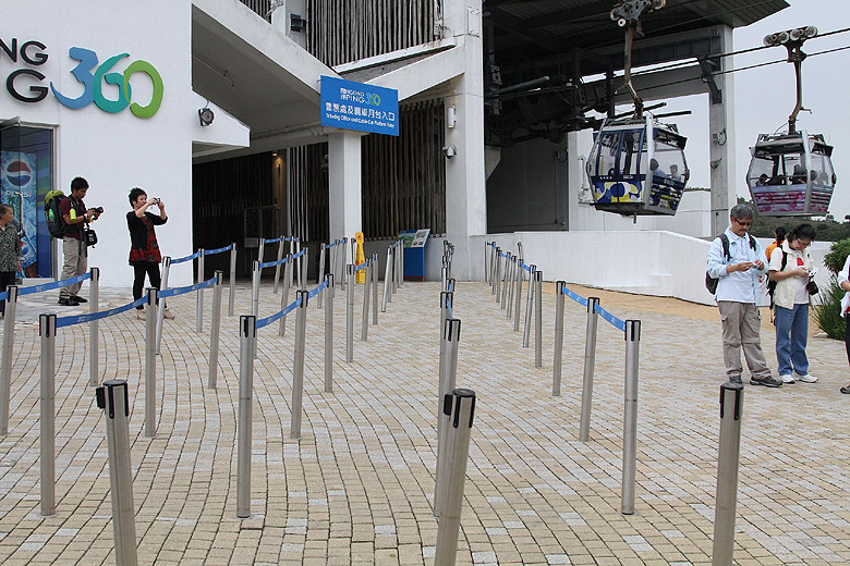 Гонконг, Остров Лантау, Верхняя станция канатки (Hong Kong, Lantau Island, Ngong Ping 360 Upper Station)