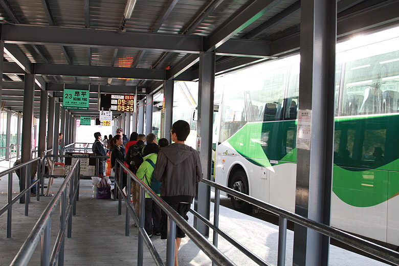 Гонконг, Остров Лантау, Автобусная остановка Tung Chung Town Centre (Hong Kong, Lantau Island, Tung Chung Town Centre Bus stop)