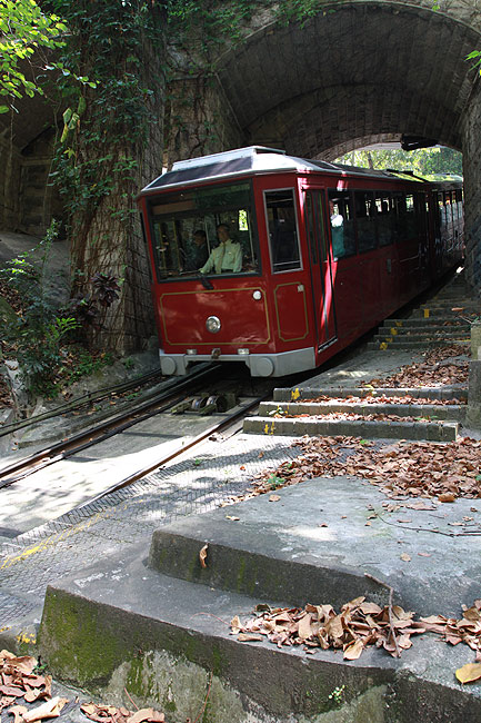Гонконг, Пик Виктория, Проезд под Magazine Gap Road (Hong Kong, Victoria Peak, Railway under Magazine Gap Road)