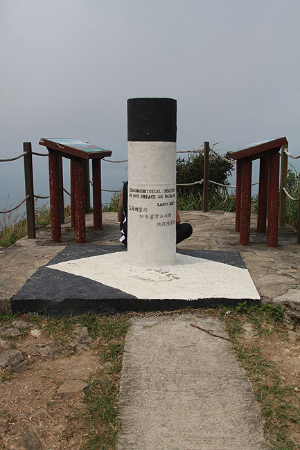 Гонконг, Пик Виктория, Тригопункт на Западной Высоте (Hong Kong, Victoria Peak, Pillar on the High West)