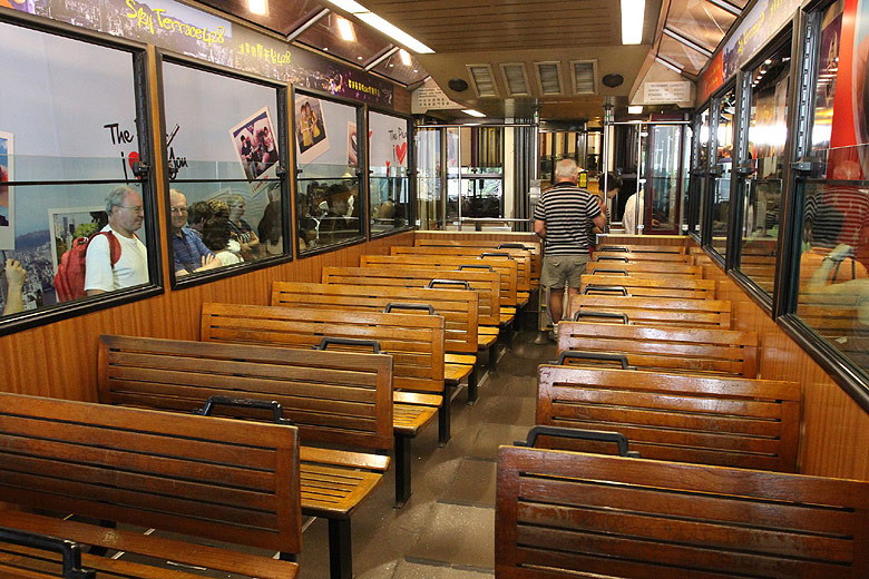 Гонконг, Пик Виктория, Внутри вагона (Hong Kong, Victoria Peak, the carriage)