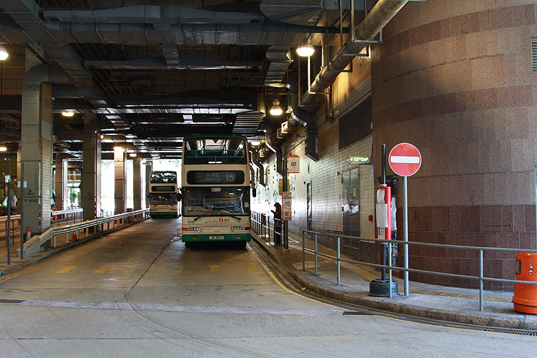 Гонконг, Пик Виктория, Автобусный терминал под Peak Galleria (Hong Kong, Victoria Peak,Bbus terminal under the Peak Galleria)