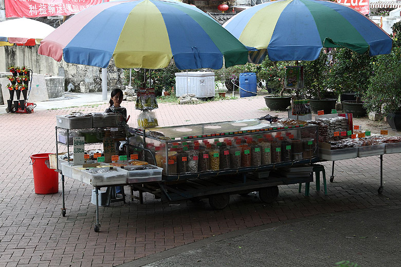 Гонконг, Шатинь, Двухэтажный угловой магазин (Hong Kong, Shatin, Corner shop)