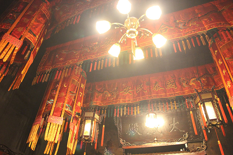 Гонконг, Тай По, Храм Мань Мо (Hong Kong, Tai Po, Man Mo Temple)
