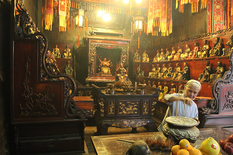 Гонконг, Тай По, Храм Мань Мо (Hong Kong, Tai Po, Man Mo Temple)