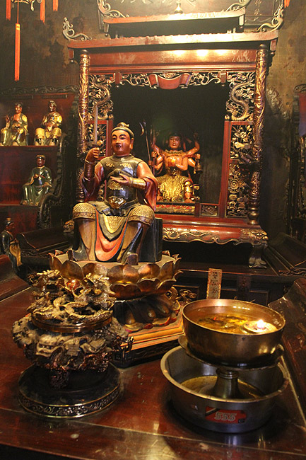 Гонконг, Тай По, Храм Мань Мо (Hong Kong, Tai Po, Man Mo Temple)