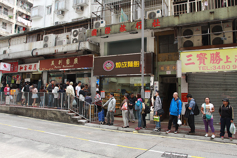 Гонконг, Тай По, По дороге к улице Лук Хён - очередь в ресторан (Hong Kong, Tai Po, On the way to Luk Heung Lane)