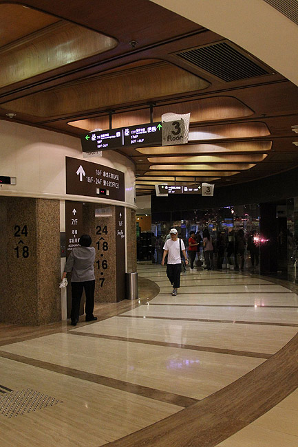Гонконг, Ван Чай, Лифты на 3 этаже (Hong Kong, Wan Chai, Elevator at the Third Floor)