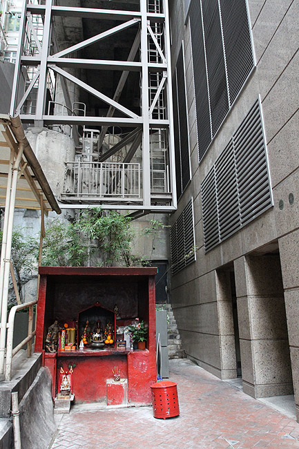 Гонконг, Ван Чай, Алтарь у Three Pacific Place (Hong Kong, Wan Chai, Altar near the Three Pacific Place)