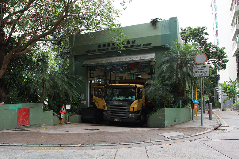 Гонконг, Ван Чай, Мусоросборник сразу на выходе на Shiu Fai Terrace (Hong Kong, Wan Chai, Refuse Collection Point at Shiu Fai Terrace)