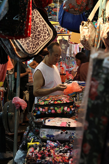 Гонконг, Ван Чай, Рынки в районе Cross Street и Tai Yuen Street (Hong Kong, Wan Chai, Cross Street and Tai Yuen Street Markets)